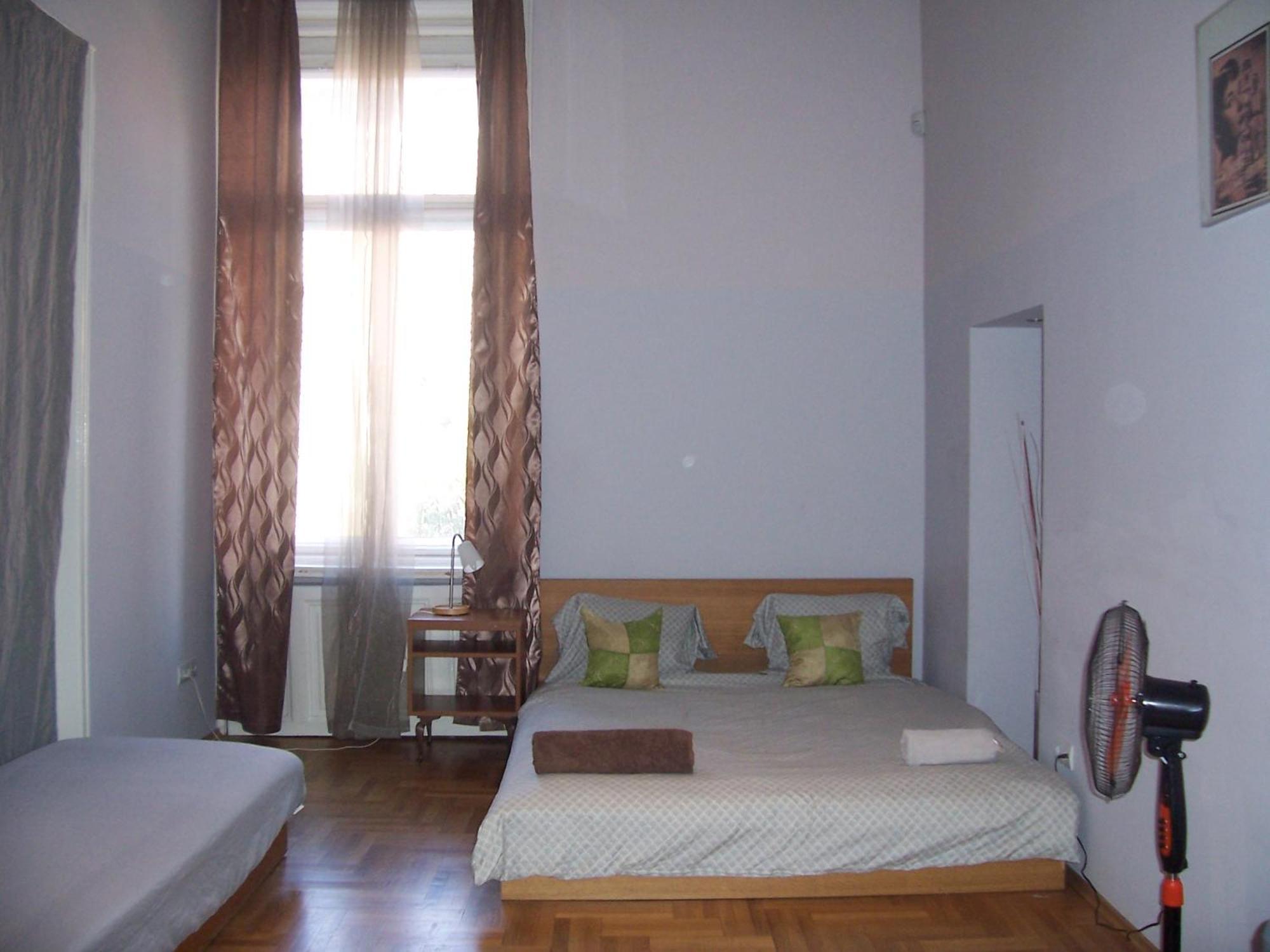 T & E Apartment Budapest Exteriör bild